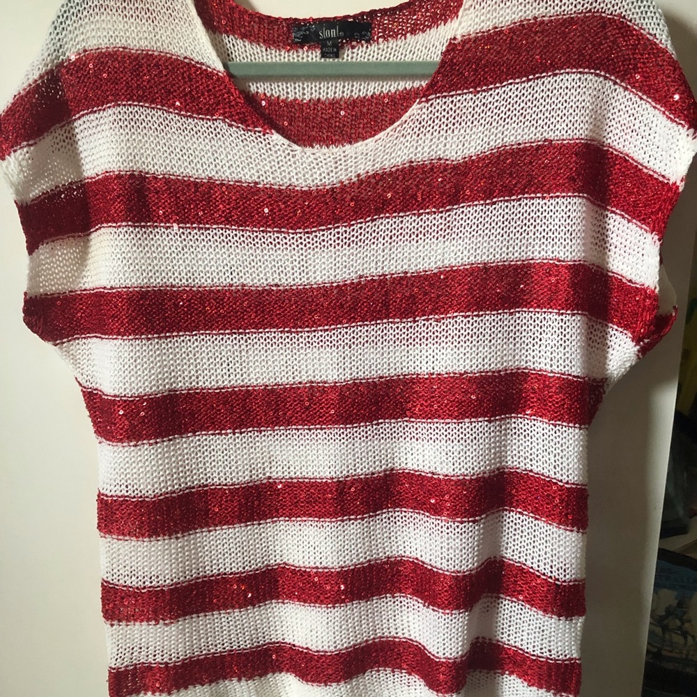 White and red straps knitted sequins.